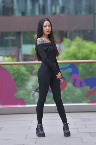 香肩纹身美女