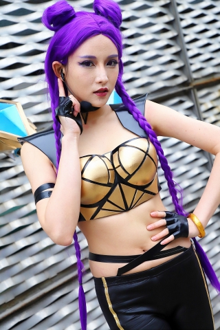 靓丽紫发紧身皮裤coser