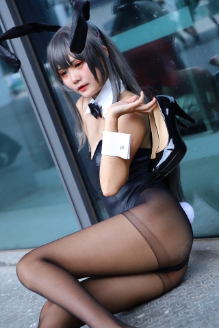 黑色皮衣兔妹coser