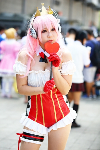 红衣丰满的coser