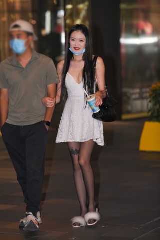 黑丝吊带白裙美女