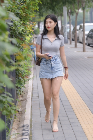 牛仔短裙美女